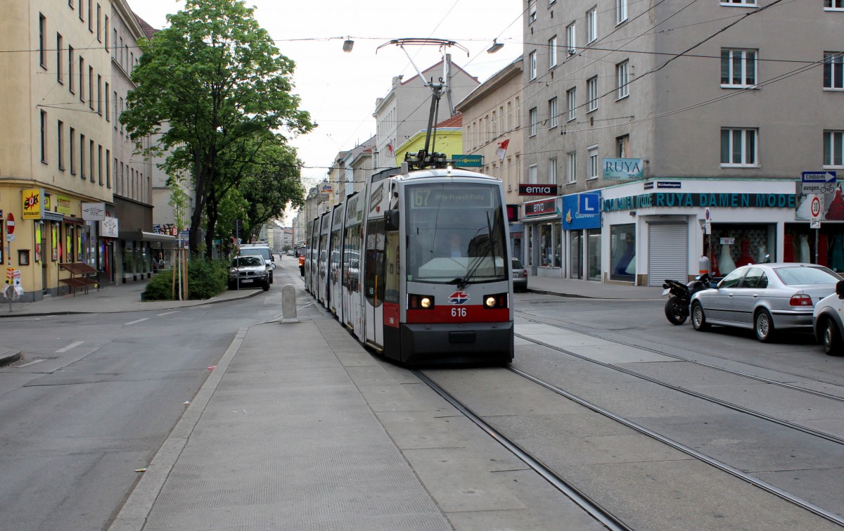 Wien Wiener Linien SL 67 (B 616) Quellenstrasse / Columbusgasse am 1. Mai 2015.