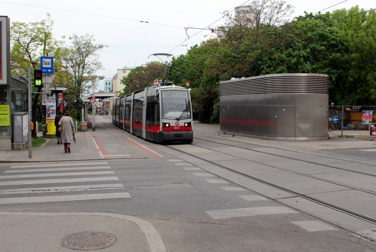 Wien Wiener Linien SL 67 (B 641) Reumannplatz am 1. Mai 2015.