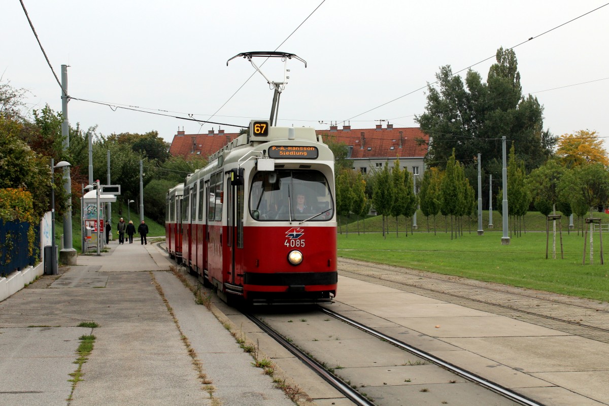 Wien Wiener Linien SL 67 (E2 4085) Frödenplatz am 11. Oktober 2015.