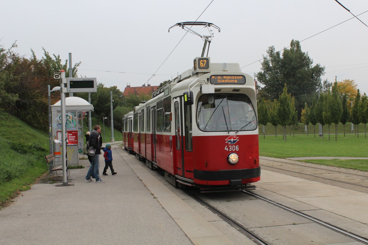 Wien Wiener Linien SL 67 (E2 4306 + c5 1506) Frödenplatz am 11. Oktober 2015.