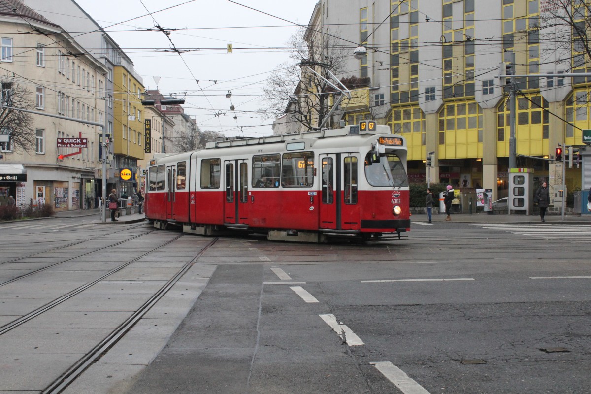Wien Wiener Linien SL 67 (E2 4302) Quellenplatz am 18. Februar 2016.