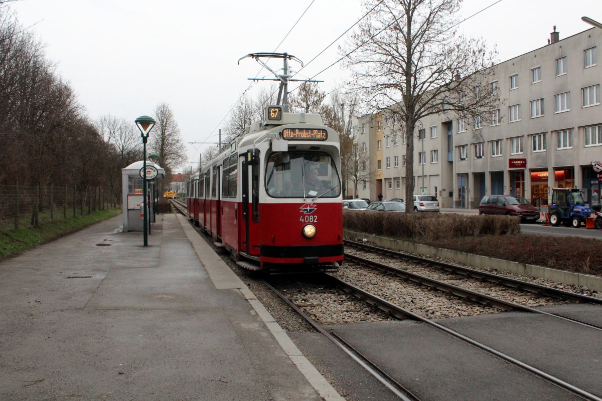 Wien Wiener Linien SL 67 (E2 4082 (SGP 1988)) Hst. Otto-Probst-Straße am 15. Februar 2016.