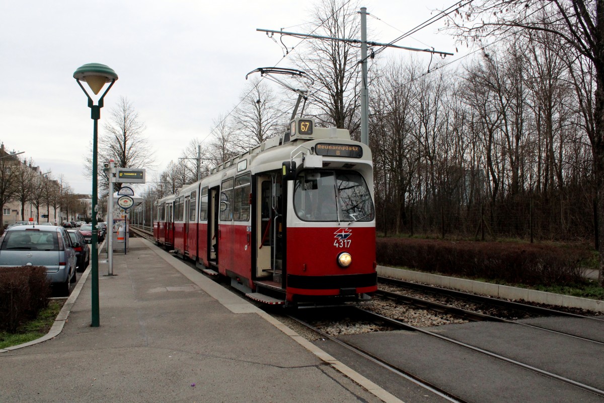 Wien Wiener Linien SL 67 (E2 4317 (Rotax 1989)) Hst. Otto-Probst-Straße am 15. Februar 2016.