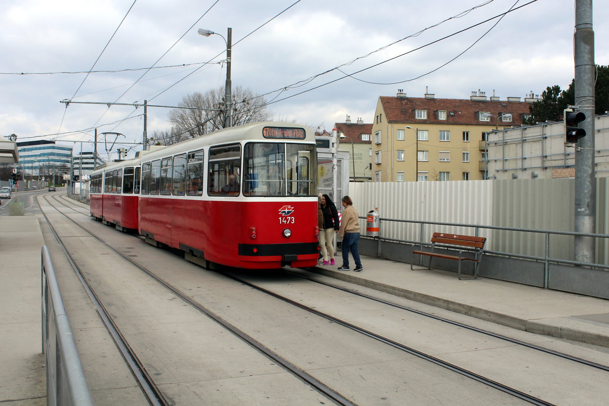 Wien Wiener Linien SL 67 (c5 1473 + E2 4073) Favoriten, Favoritenstraße (Hst. Alaudagasse) am 21. März 2016.