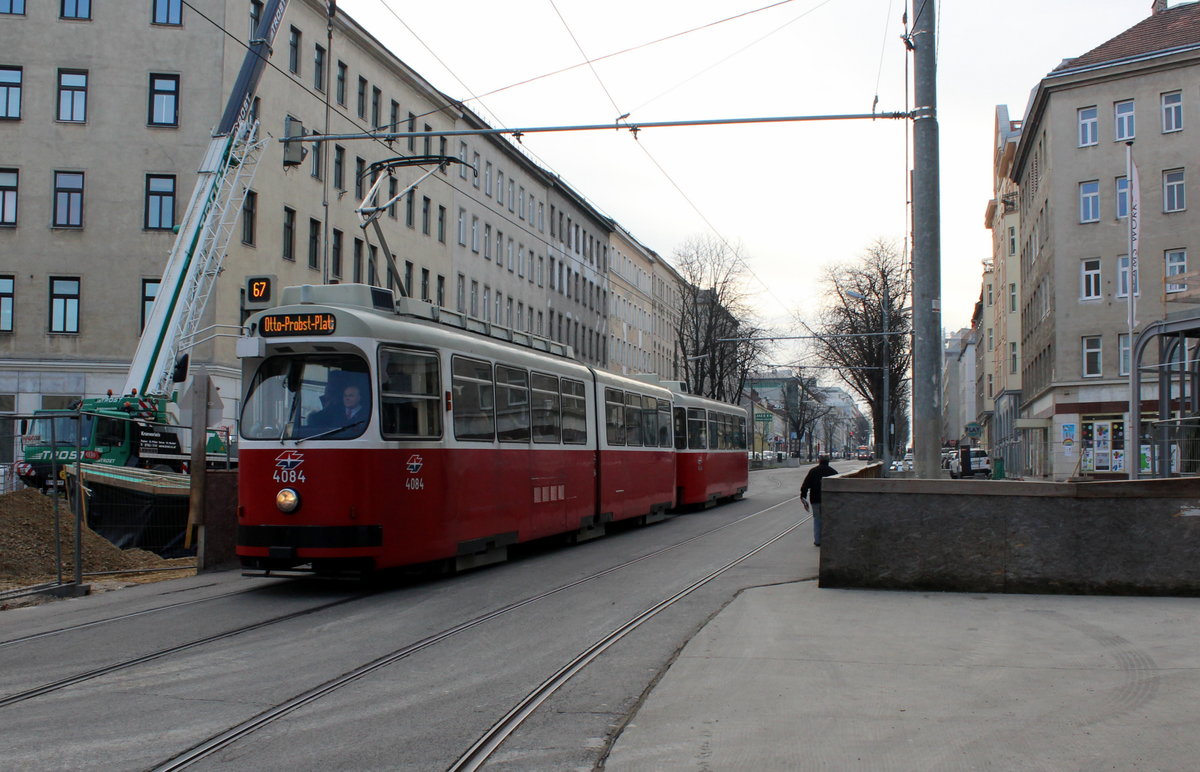 Wien Wiener Linien SL 67 (E2 4084 + c5 1484) Favoriten, Favoritenstraße / Klausenburger Straße am 16. Februar 2016.