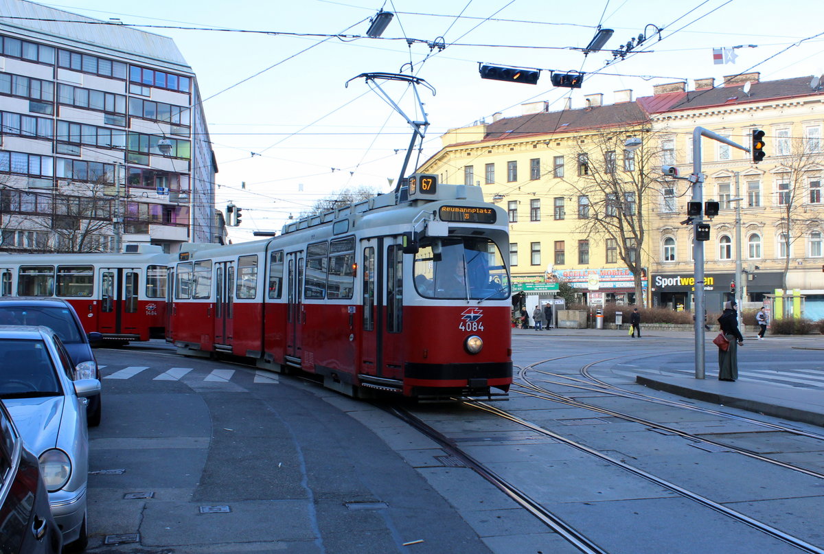 Wien Wiener Linien SL 67 (E2 4084 + c5 1484) Favoriten, Quellenstraße / Quellenplatz am 16. Februar 2016.