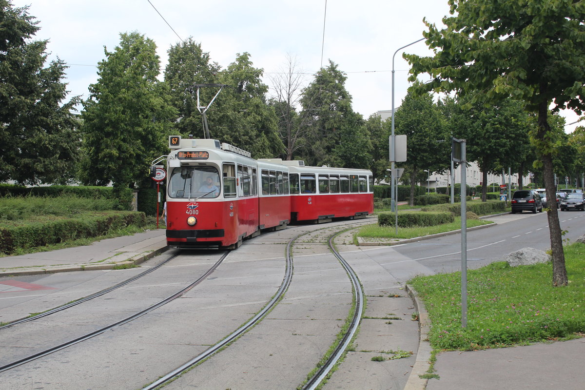 Wien Wiener Linien SL 67 (E2 4080 + c5 1480) Favoriten (10. (X) Bezirk), Tesarekplatz am 27. Juli 2016. 