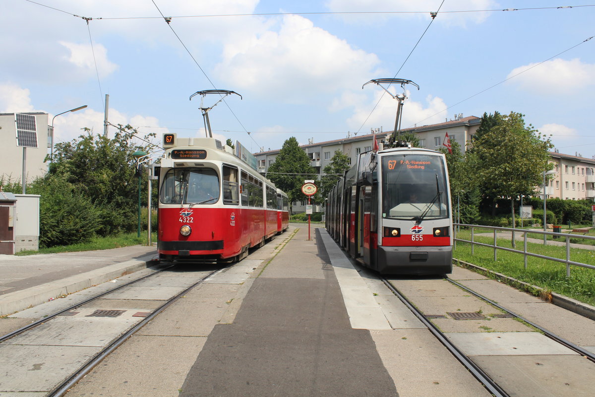 Wien Wiener Linien SL 67 (E2 4322 / B 655) Favoriten (10. (X) Bezirk), Otto-Probst-Platz am 27. Juli 2016. - Otto Probst (1911 - 1978) war sozialdemokratischer Politiker, der eine große Rolle im Wiederaufbau der SPÖ nach dem 2. Weltkrieg im 10. Bezirk spielte; 1945 bis 1977 war er Bezirksobmann. Darüber hinaus war er 1945 - 1978 Natinalratsabgeordneter, 1963 bis 1966 Bundesminister für Verkehr und Elektrizitätswirtschaft und 1970 - 1978 Präsident des Nationalrates.