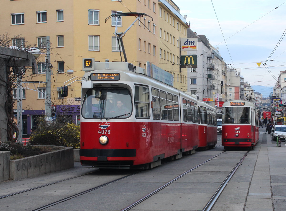 Wien Wiener Linien SL 67 (E2 4076 + c5 1476 / c5 1496 + E2 4096) Favoriten (10. (X) Bezirk), Reumannplatz am 16. Februar 2016.