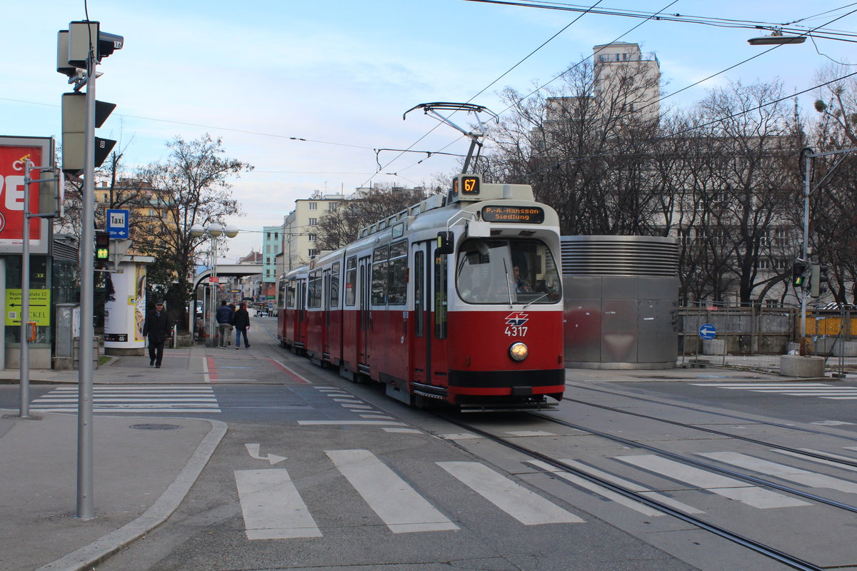 Wien Wiener Linien SL 67 (E2 4317) Favoriten (10. (X) Bezirk), Reumannplatz am 16. Februar 2016.