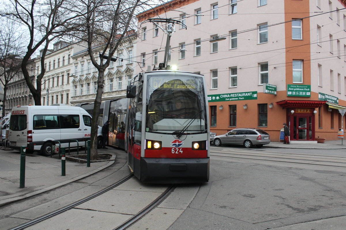 Wien Wiener Linien SL 67: Am Morgen des 15. Februar 2016 biegt der ULF B 624 auf der Betriebsfahrt zum Betriebsbahnhof Favoriten von der Quellenstraße in die Sicardsburggasse ein.