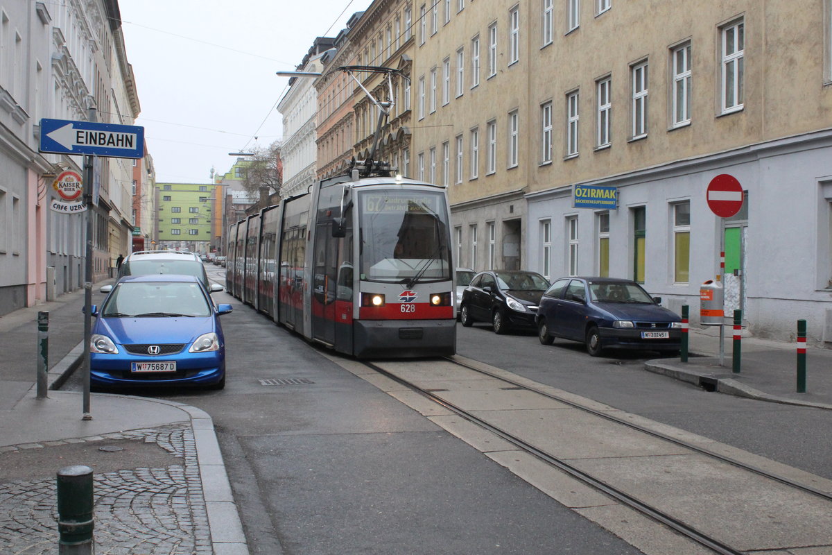 Wien Wiener Linien SL 67: Der ULF B 628 befindet sich am 18. Februar 2016 auf der Betriebsfahrt zum Betriebsbahnhof Favoriten in der Sicardsburggasse. - In diesem Teil vom 10. Bezirk sind einige Straßen nach berühmten Architekten und Künstlern benannt, u.a. August Sicard von Sicardsburg (1813 - 1868). Er war Ringstraßenarchitekt, und zusammen mit seinem Freund Eduard van der Nüll erbaute er die weltberühmte Wiener Staatsoper. 