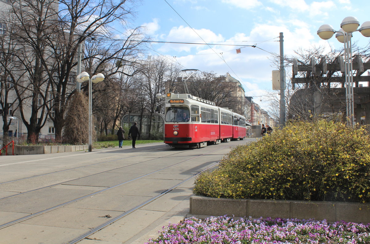 Wien Wiener Linien SL 67 (E2 4305) Favoriten (10. (X) Bezirk), Reumannplatz am 21. März 2016.
