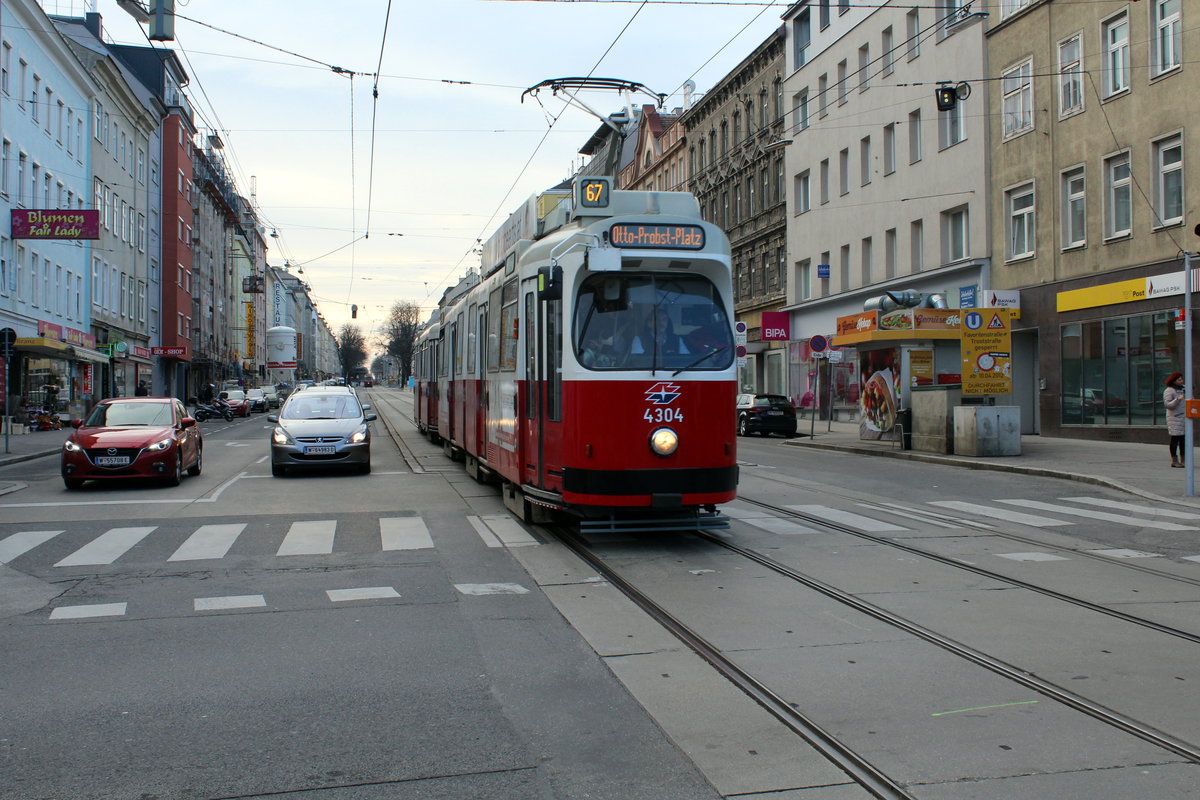 Wien Wiener Linien SL 67 (E2 4304 + c5 1504) Favoriten (10. (X) Bezirk), Favoritenstraße / Reumannplatz am 16. Februar 2016.
