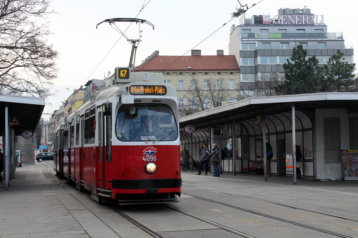Wien Wiener Linien SL 67 (E2 4096) Favoriten (10. (X) Bezirk), Reumannplatz am 16. Februar 2016.