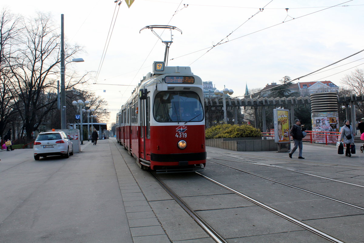 Wien Wiener Linien SL 67 (E2 4319) Favoriten (X, 10. Bezirk), Reumannplatz am 16. Februar 2016.