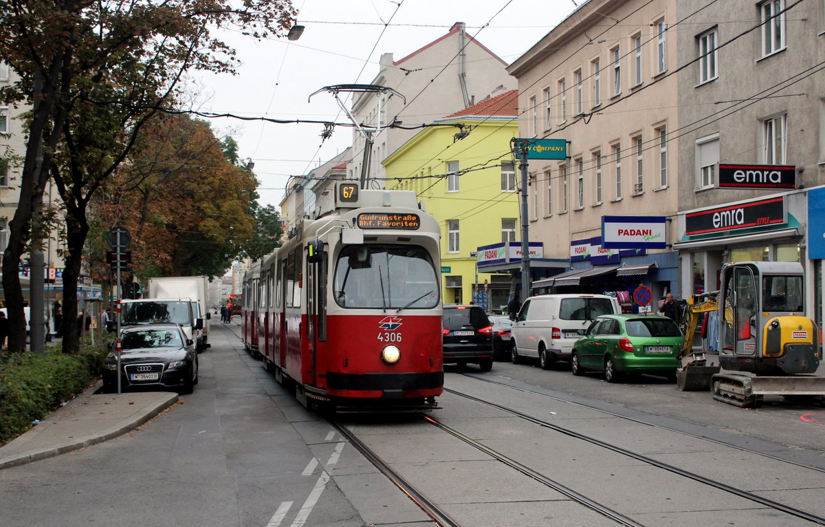 Wien Wiener Linien SL 67 (E2 4306 + c5 1506) X, Favoriten, Quellenstraße / Columbusgasse am 17. Oktober 2016.