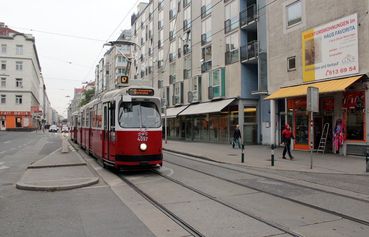 Wien Wiener Linien SL 67 (E2 4097 + c5 1497) X, Favoriten, Troststraße / Siccardsburggasse am 17. Oktober 2016.