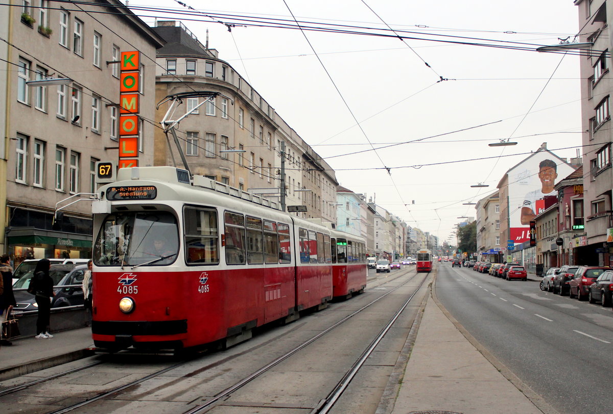 Wien Wiener Linien SL 67 (E2 4085) X, Favoriten, Laxenburger Straße (Hst. Quellenplatz) am 17. Oktober 2016.