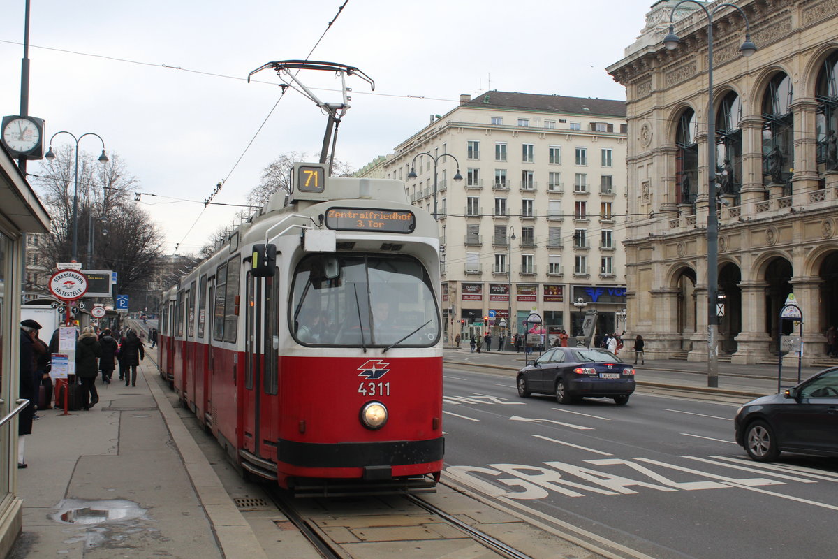 Wien Wiener Linien SL 71 (E2 4311 + c5 1511) I, Innere Stadt, Opernring / Kärntner Straße / Staatsoper (Hst. Kärntner Ring / Oper) am 19. Februar 2017.