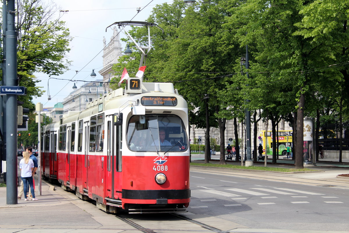 Wien Wiener Linien SL 71 (E2 4088 + c5) I, Innere Stadt, Universitätsring / Rathausplatz am 13. Mai 2017.