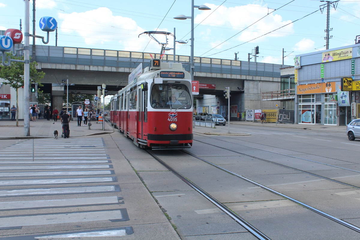Wien Wiener Linien SL 71 (E2 4095) XI, Simmering, Simmeringer Hauptstraße / Simmeringer Platz / ÖBB-, S- und U-Bahnhof Simmering am 26. Juni 2017.