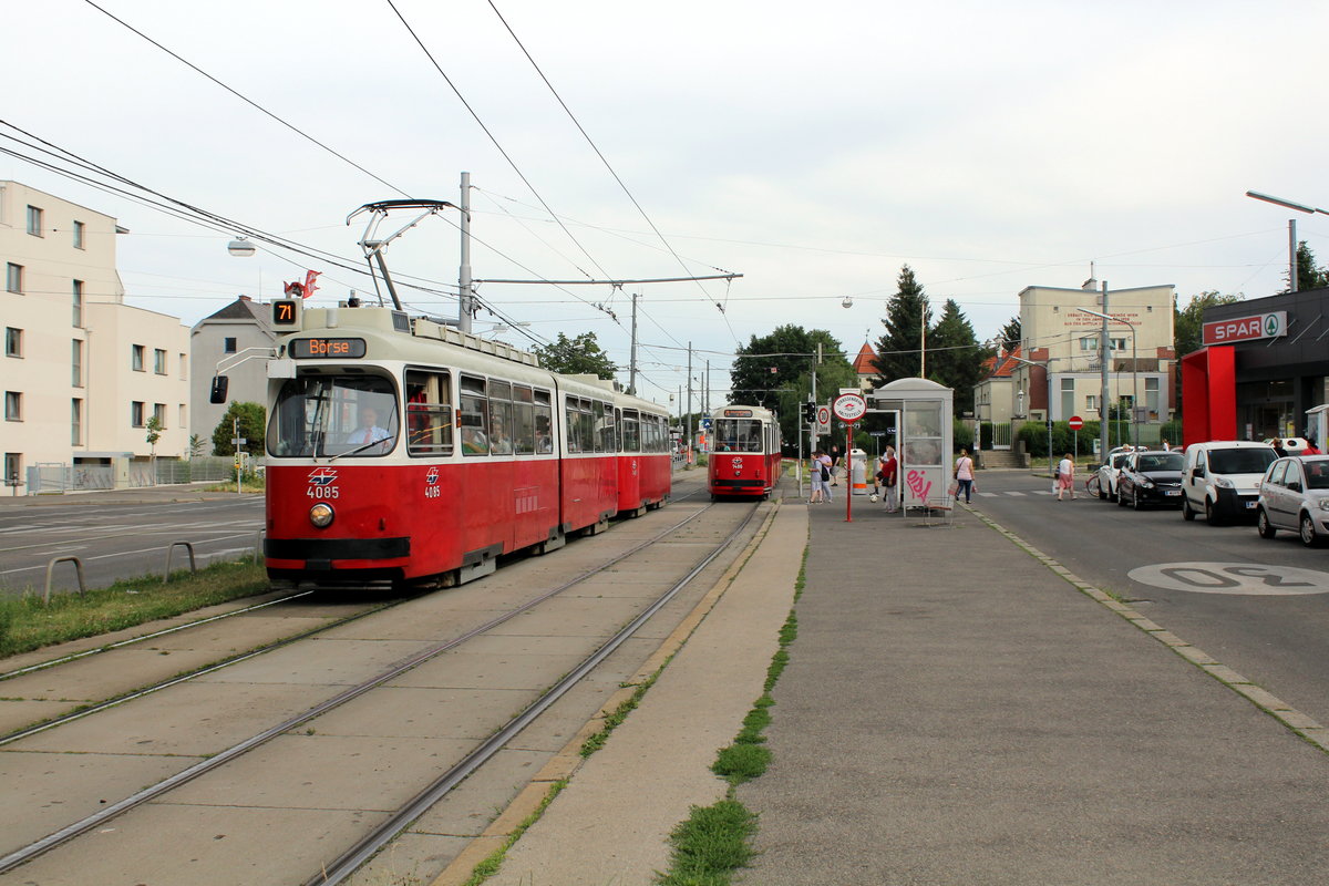 Wien Wiener Linien SL 71 (E2 4085 + c5 1485) XI, Simmering, Simmeringer Hauptstraße / Weißenböckstraße am 30. Juni 2017.
