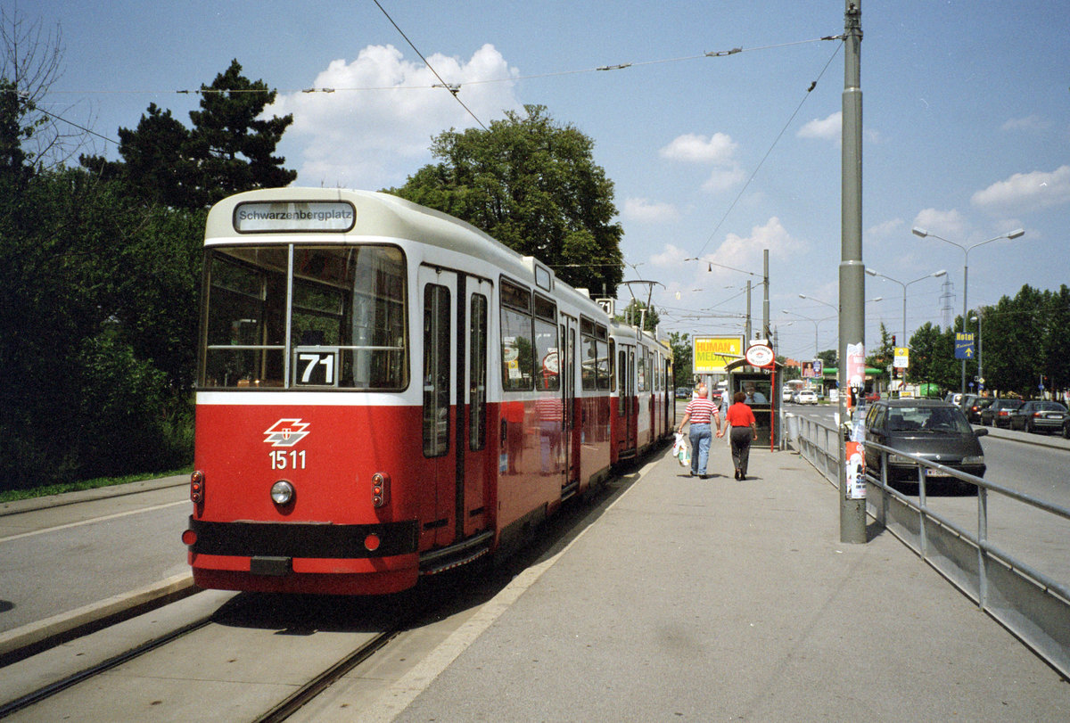 Wien Wiener Linien SL 71 (c5 1511) XI, Simmering, Kaiserebersdorf, Etrichstraße / Kaiserebersdorfer Straße / Zinnergasse (Endstation Kaiserebersdorf, Zinnergasse) im Juli 2005. - Scan von einem Farbnegativ. Film: Kodak Gold 200. Kamera: Leica C2.