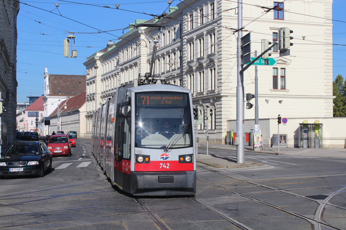 Wien Wiener Linien SL 71 (B1 742) III, Landstraße, Rennweg / Landstraßer Hauptstraße / St. Marx am 15. Oktober 2017. 