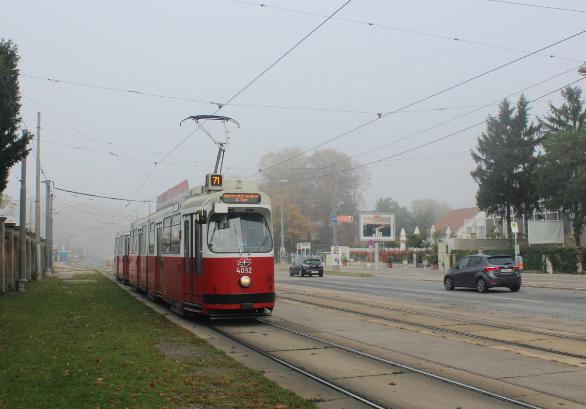 Wien Wiener Linien SL 71 (E2 4092 (SGP 1989) + c5 1492 (Bombardier-Rotax 1988)) XI, Simmering, Simmeringer Hauptstraße / Zentralfriedhof 2. Tor am 16. Oktober 2017.