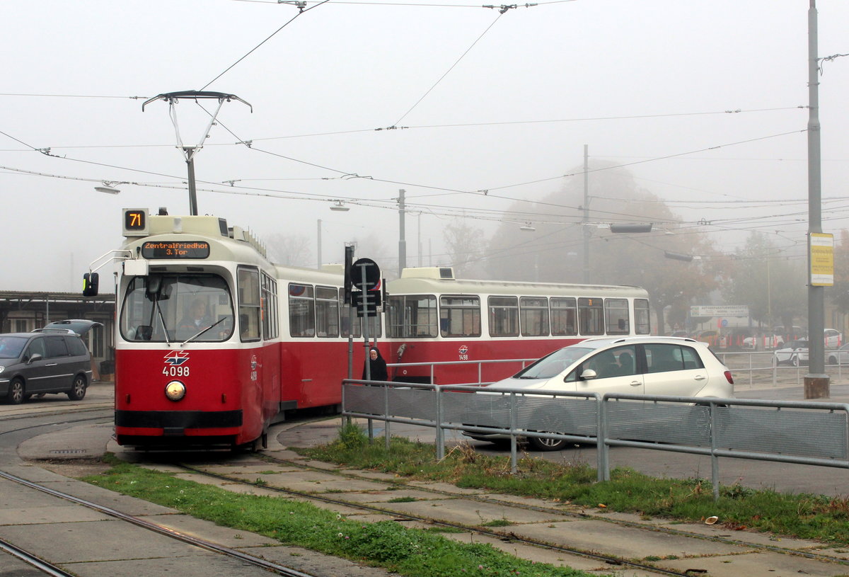 Wien Wiener Linien SL 71 (E2 4098 + c5 1498) XI, Simmering, Zentralfriedhof 3. Tor am 16. Oktober 2017.