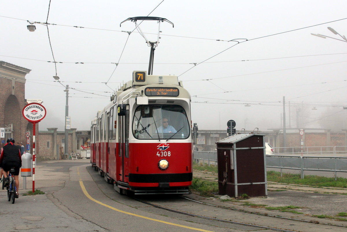 Wien Wiener Linien SL 71 (E2 4308 + c5 1508) XI, Simmering, Zentralfriedhof 3. Tor am 16. Oktober 2017.