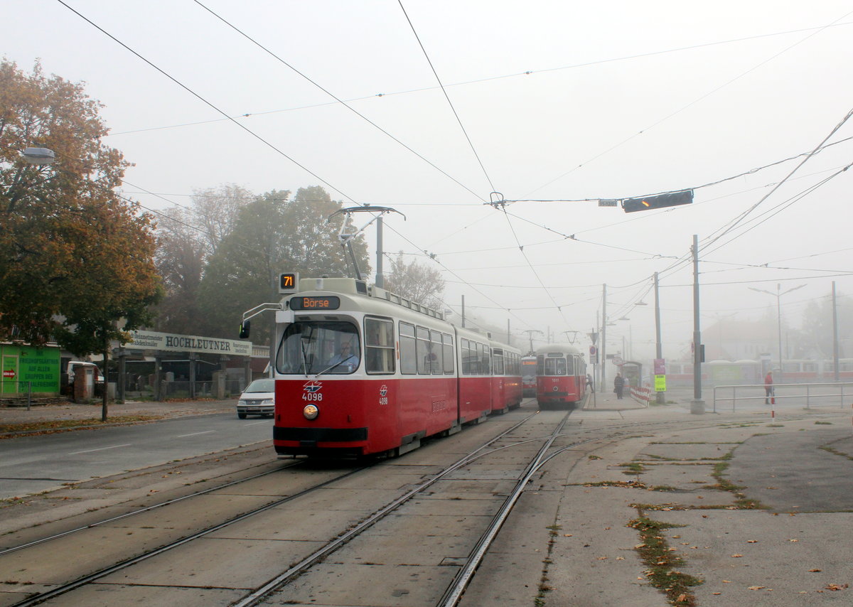 Wien Wiener Linien SL 71 (E2 4098 (SGP 1990) + c5 1498 (Bombardier-Rotax 1988)) XI, Simmering, Simmeringer Hauptstraße / Zentralfriedhof 3. Tor am 16. Oktober 2017.