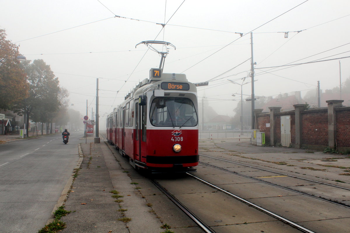 Wien Wiener Linien SL 71 (E2 4308 + c5 1508 (Bombardier-Rotax 1978 bzw. 1989)) XI, Simmering, Simmeringer Hauptstraße / Zentralfriedhof 3. Tor am 16. Oktober 2017.