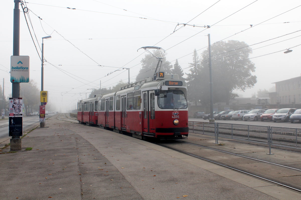 Wien Wiener Linien SL 71 (E2 4085 (SGP 1988) + c5 1485 (Bombardier-Rotax 1987)) XI, Simmering, Simmeringer Hauptstraße / Zentralfriedhof 2. Tor am 16. Oktober 2017.