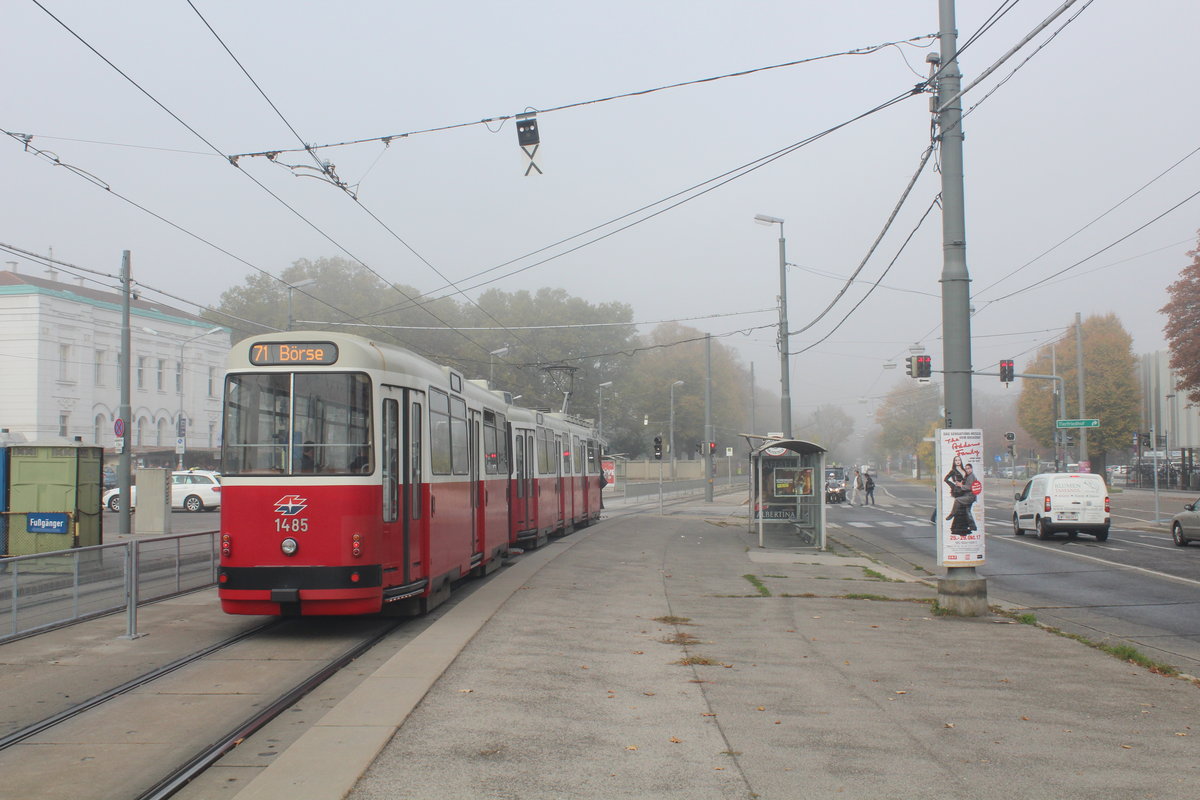 Wien Wiener Linien SL 71 (c5 1485 (Bombardier-Rotax 1987) + E2 4085 (SGP 1988)) XI, Simmering, Simmeringer Hauptstraße / Zentralfriedhof 2. Tor am 16. Oktober 2017.