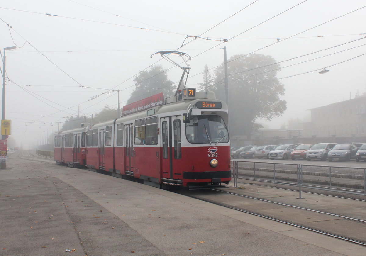 Wien Wiener Linien SL 71 (E2 4092 (SGP 1989) + c5 1492 (Bombardier-Rotax 1988)) XI, Simmering, Simmeringer Hauptstraße / Zentralfriedhof 2. Tor am 16. Oktober 2017.