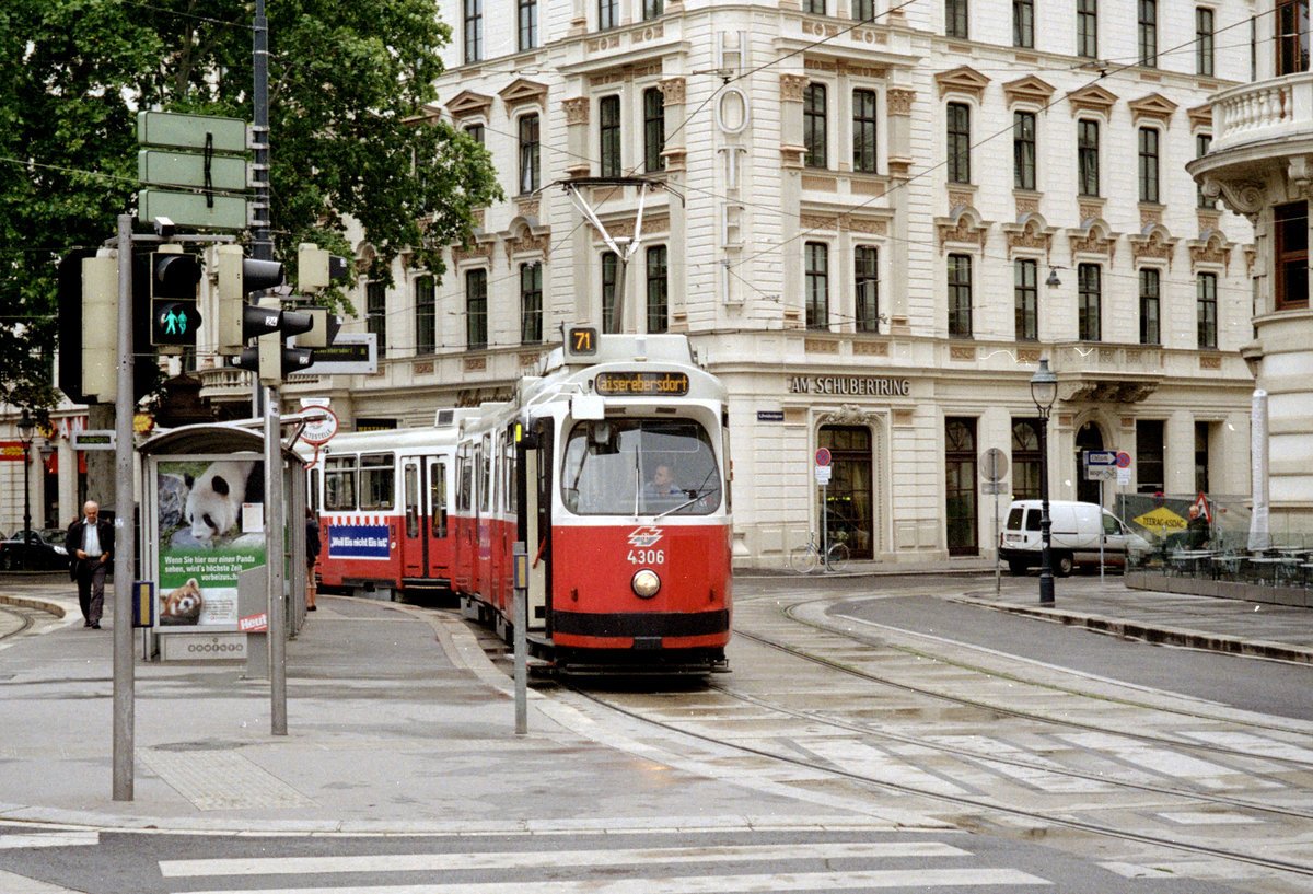 Wien Wiener Linien SL 71 (E2 4306 + c5 1506) I, Innere Stadt, Schubertring (Endstation Schwarzenbergplatz) am 6. August 2010. - Scan eines Farbnegativs. Film: Kodak FB 200-7. Kamera: Leica C2.