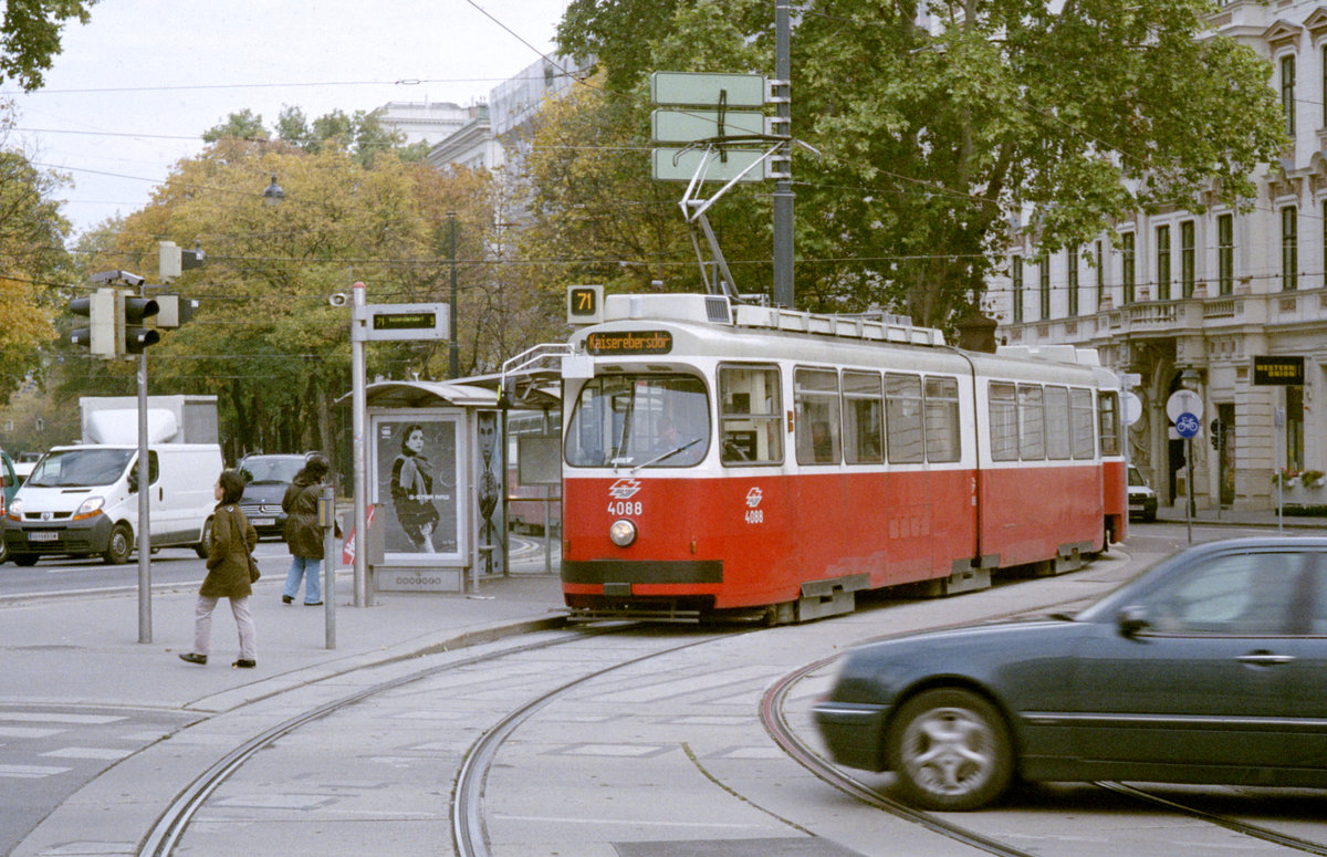 Wien Wiener Linien SL 71 (E2 4088) I, Innere Stadt, Schubertring / Schwarzenbergplatz (Endst. Schwarzenbergplatz) am 19. Oktober 2010. - Scan eines Farbnegativs. Film: Fuji S-200. Kamera: Leica C2.