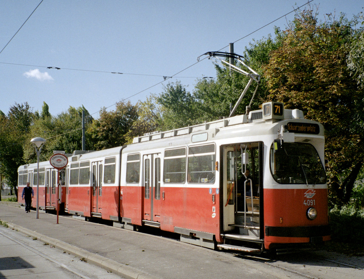 Wien Wiener Linien SL 71 (E2 4091) XI, Simmering, Kaiserebersdorf, Etrichstraße / Kaiserebersdorfer Straße (Endstation Zinnergasse / Kaiserebersdorfer Straße, Ausstieg) am 21. Oktober 2010. - Scan eines Farbnegativs. Film: Kodak Advantix 200-2. Kamera: Leica C2.