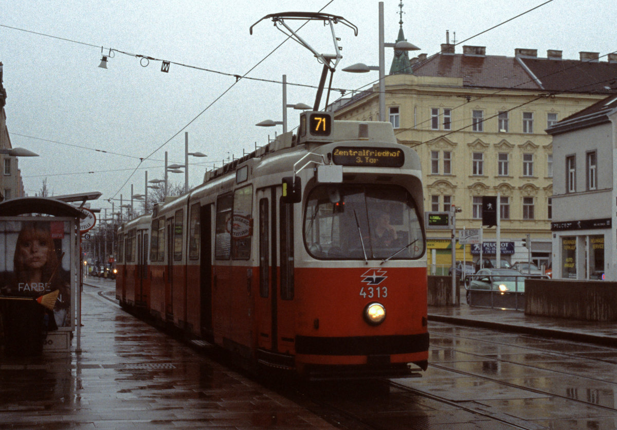 Wien Wiener Linien SL 71 (E2 4313) XI, Simmeringer Hauptstraße / Straßenbahnbetriebsbahnhof Simmering (Hst. Fickeysstraße) im Februar 2016. - Scan eines Farbnegativs. Film: Fuji RXP. Kamera: Konica FS-1.