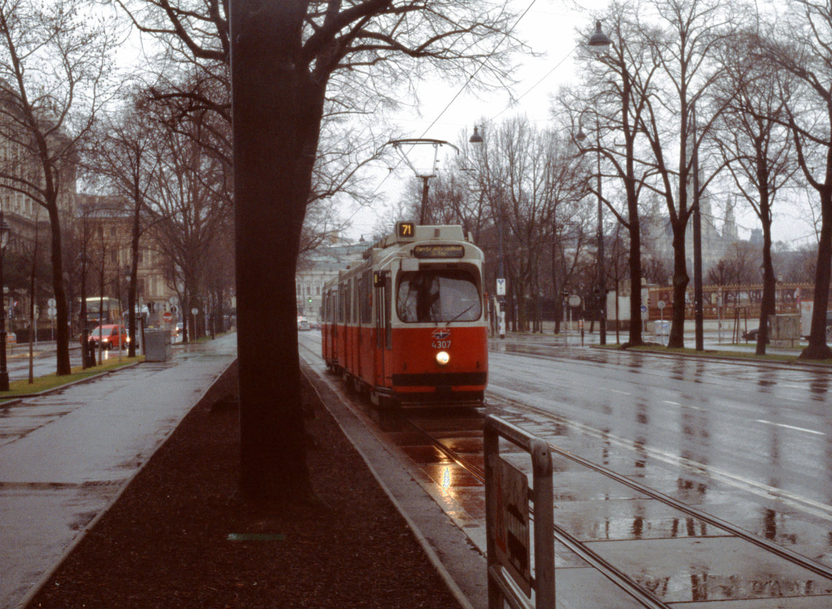 Wien Wiener Linien SL 71 (E2 4307 + c5 1507) I, Innere Stadt, Burgring im Februar 2016. - Scan eines Diapositivs. Film: Fuji RXP. Kamera: Konica FS-1.