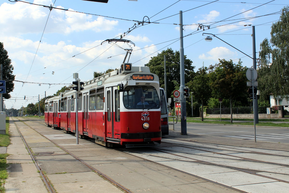 Wien Wiener Linien SL 71 (E2 4318 + c5 1509 (Bombardier-Rotax 1989) XI, Simmering, Kaiserebersdorf, Simmeringer Hauptstraße / Zentralfriedhof 4. Tor / Pantucekgase am 31. Juli 2018. - Die Endstation des Zuges war die Hauptwerkstätte der Wiener Linien.