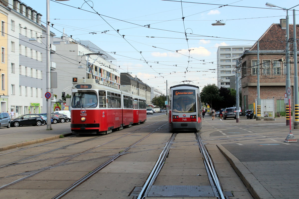 Wien Wiener Linien SL 71 (E2 4320) / SL 6 (B1 745) XI, Simmering, Simmeringer Hauptstraße / Straßenbahnbetriebsbahnhof Simmering am 31. Juli 2018.