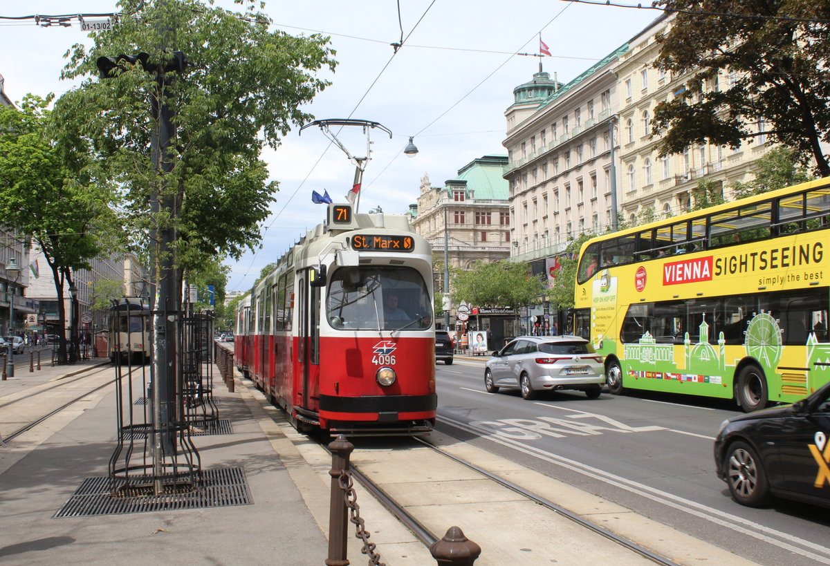 Wien Wiener Linien SL 71 (E2 4096 (SGP 1990)) I, Innere Stadt, Kärntner Ring am 11. Mai 2019. - Im Hintergrund sieht man zur rechten Seite einen kleinen Teil der Wiener Staatsoper.
