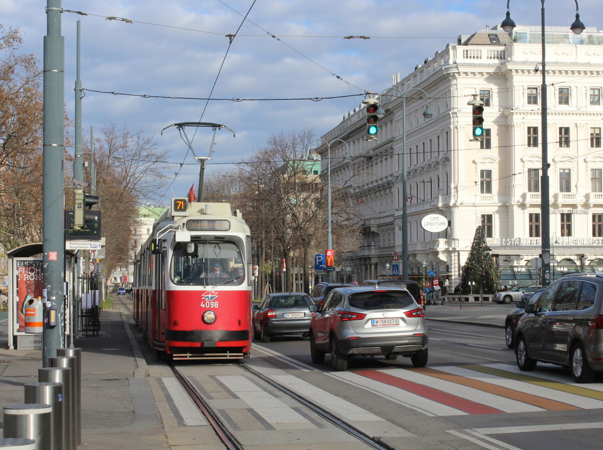 Wien Wiener Linien SL 71 (E2 4098 (SGP 1990)) I, Innere Stadt, Universitätsring (Hst. Rathausplatz / Burgtheater) am 30. November 2019. 