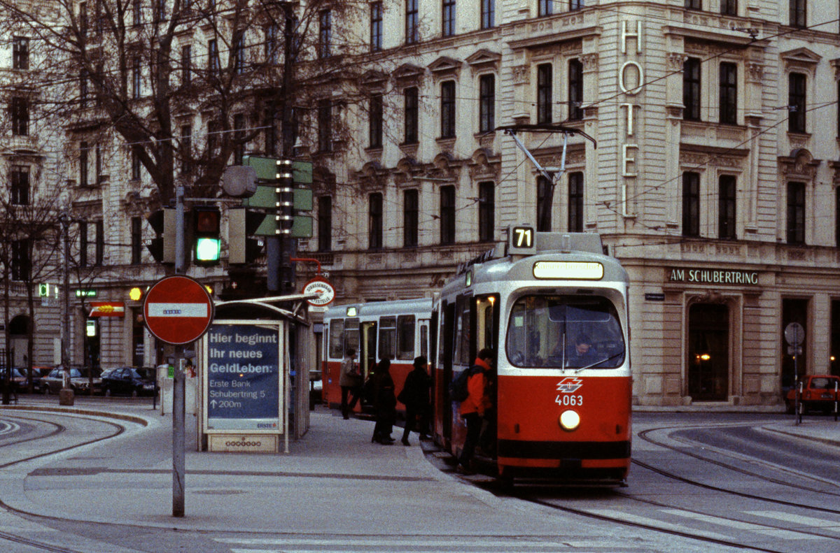 Wien Wiener Linien SL 71 (E2 4063 (SGP 1986)) I, Innere Stadt, Schubertring / Schwarzenbergplatz am 18. März 2000. - Scan eines Diapositivs. Film: Kodak Ektachrome EL-2. Kamera: Leica CL.