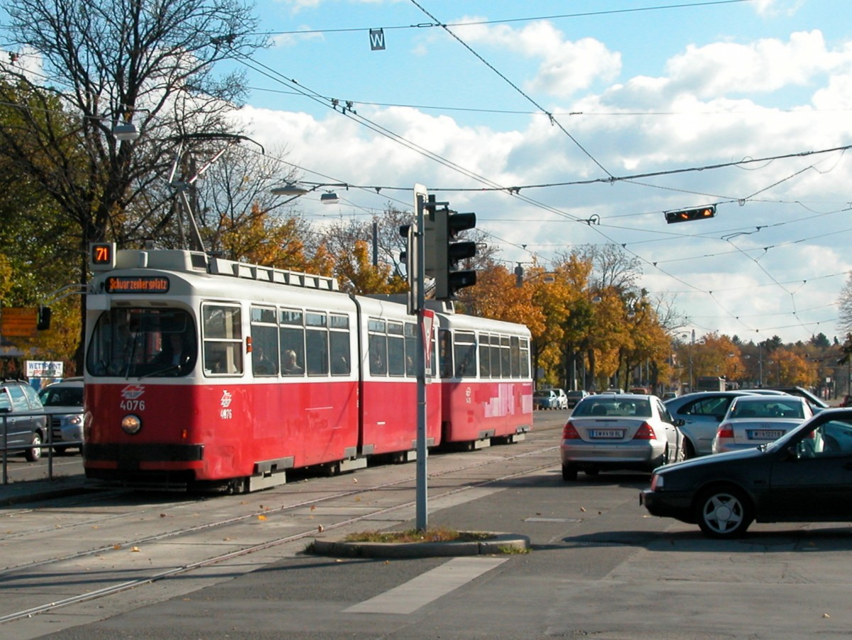 Wien Wiener Linien SL 71 (E2 4076) Simmeringer Hauptstrasse / Zentralfriedhof am 21. Oktober 2010. 