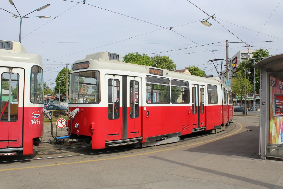 Wien Wiener Linien SL 71 (E2 4322 + c5 1494) Zentralfriedhof 3. Tor am 1. Mai 2015.