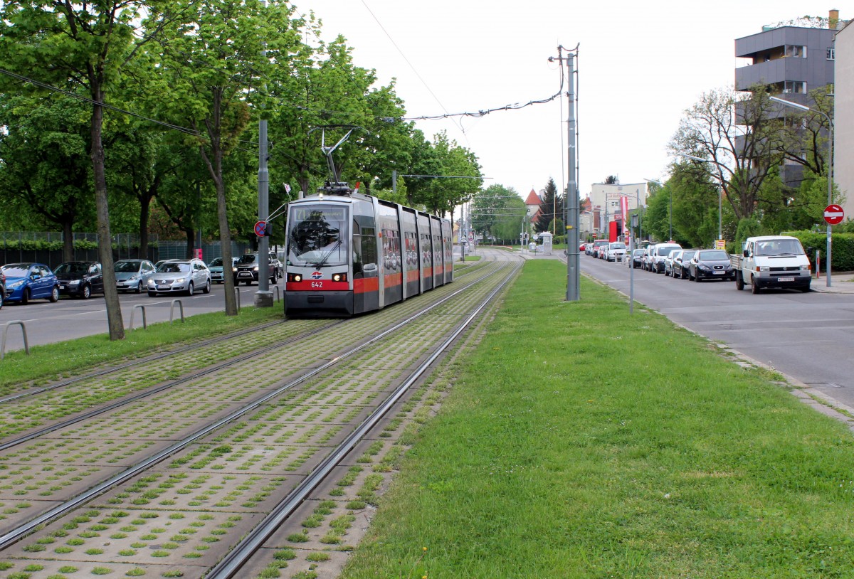 Wien Wiener Linien SL 71 (B 642) Simmeringer Hauptstrasse am 1. Mai 2015.